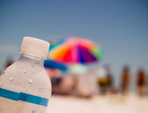 Effetti sulla salute dell’acqua in bottiglia di plastica lasciata al caldo: Precauzioni da prendere