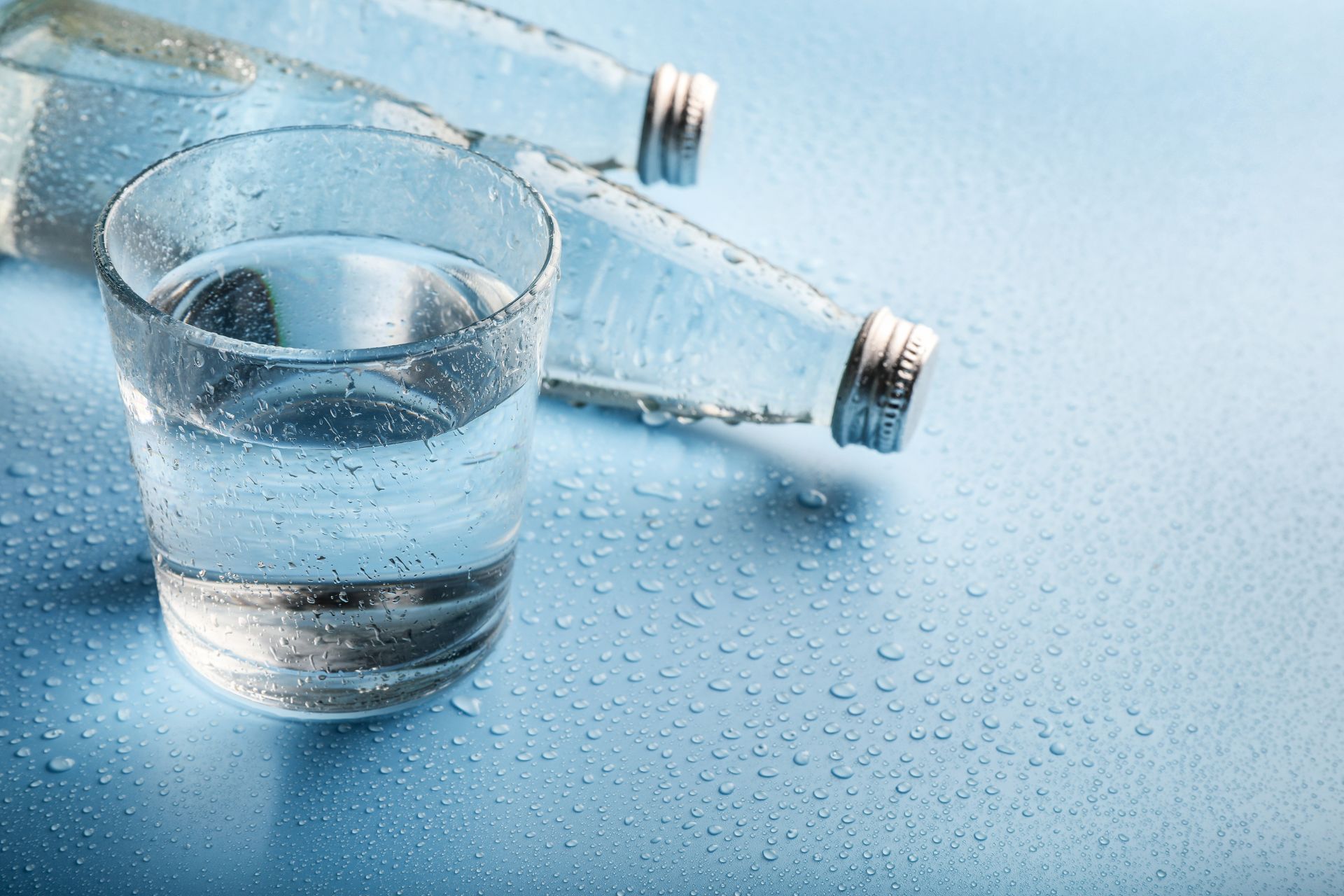 Bottiglie di vetro con acqua - le differenze tra acque potabili